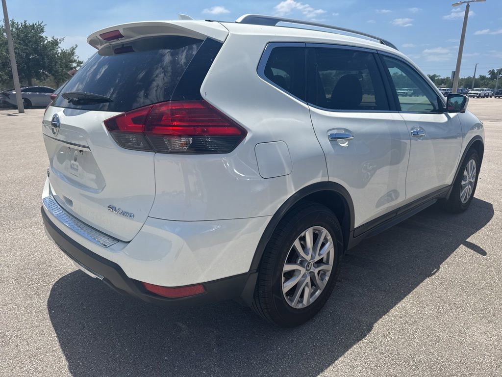 Used 2017 Nissan Rogue SV image 2
