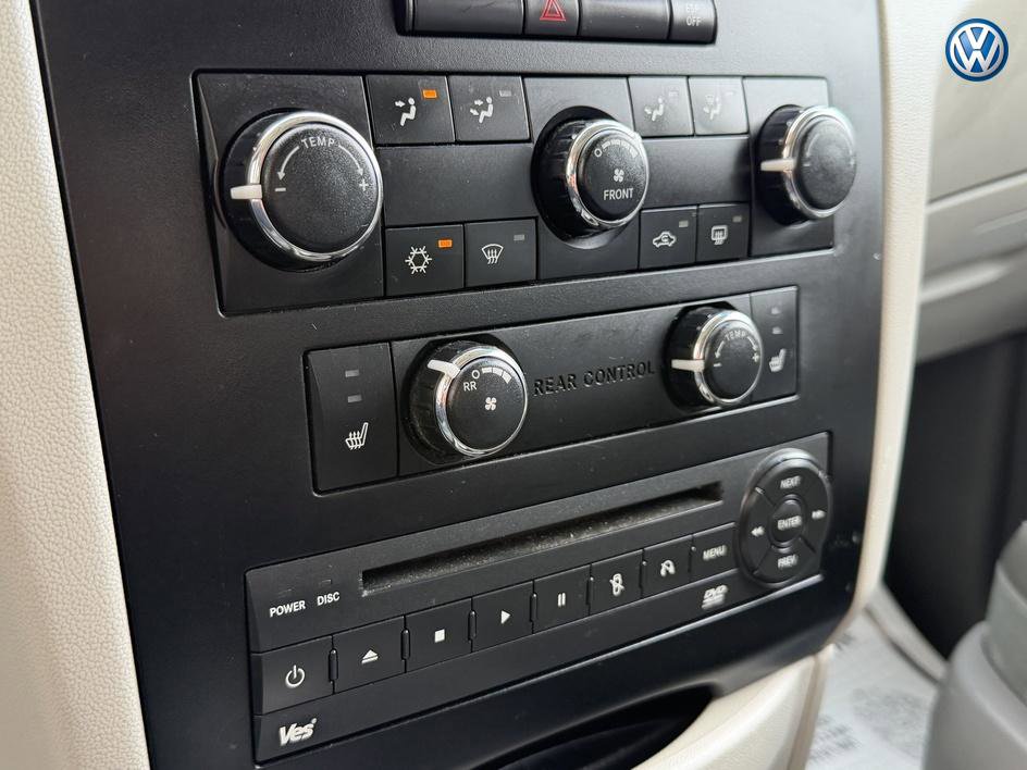 Used 2010 Volkswagen Routan SE FWD image 23