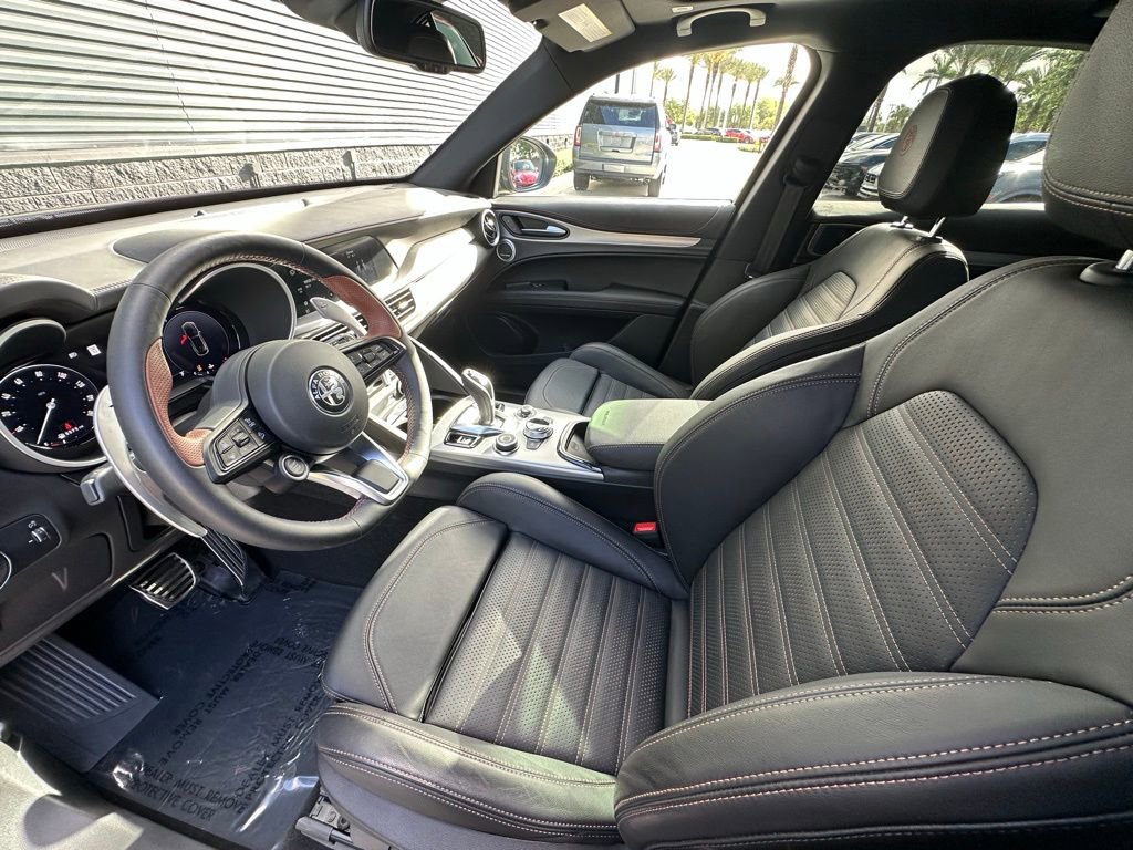 Used 2025 Alfa Romeo Stelvio Sprint AWD/4WD image 4
