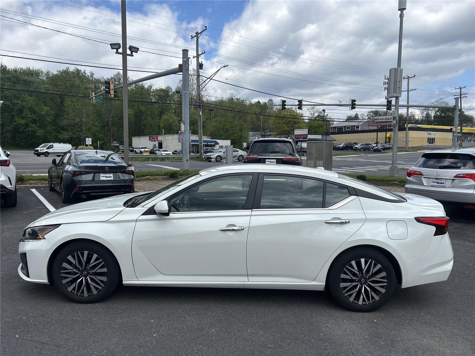 Used 2023 Nissan Altima 2.5 SV image 2