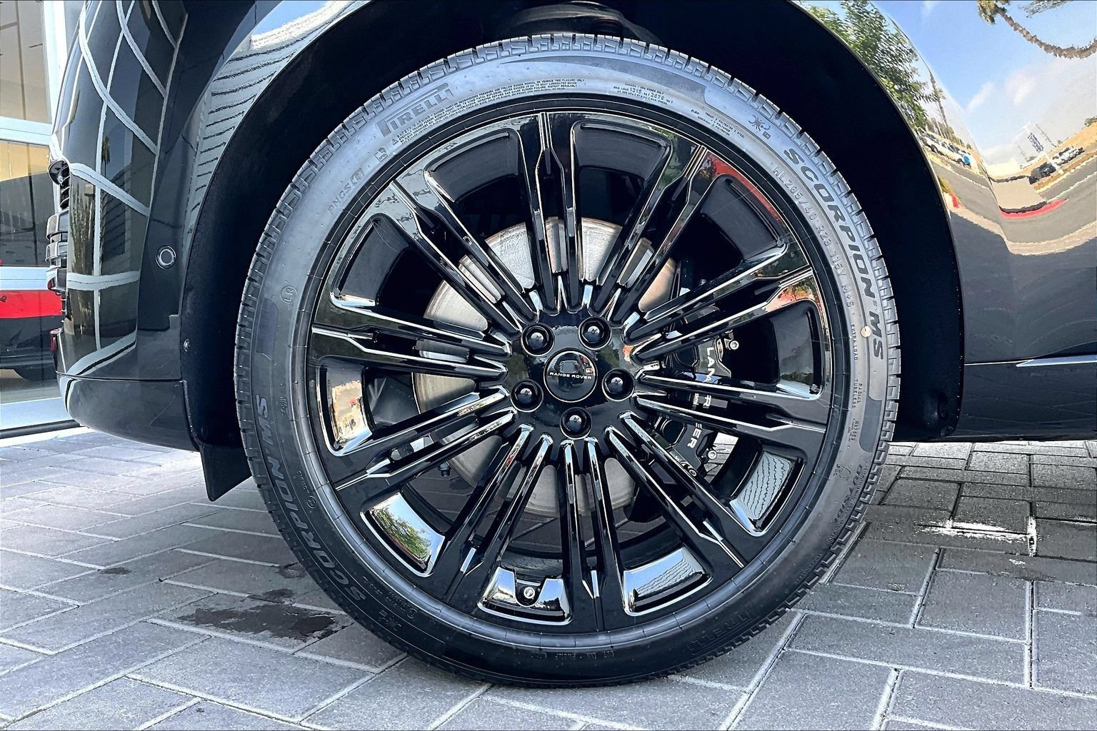 New 2026 Land Rover Range Rover Long Wheelbase SE AWD/4WD image 13