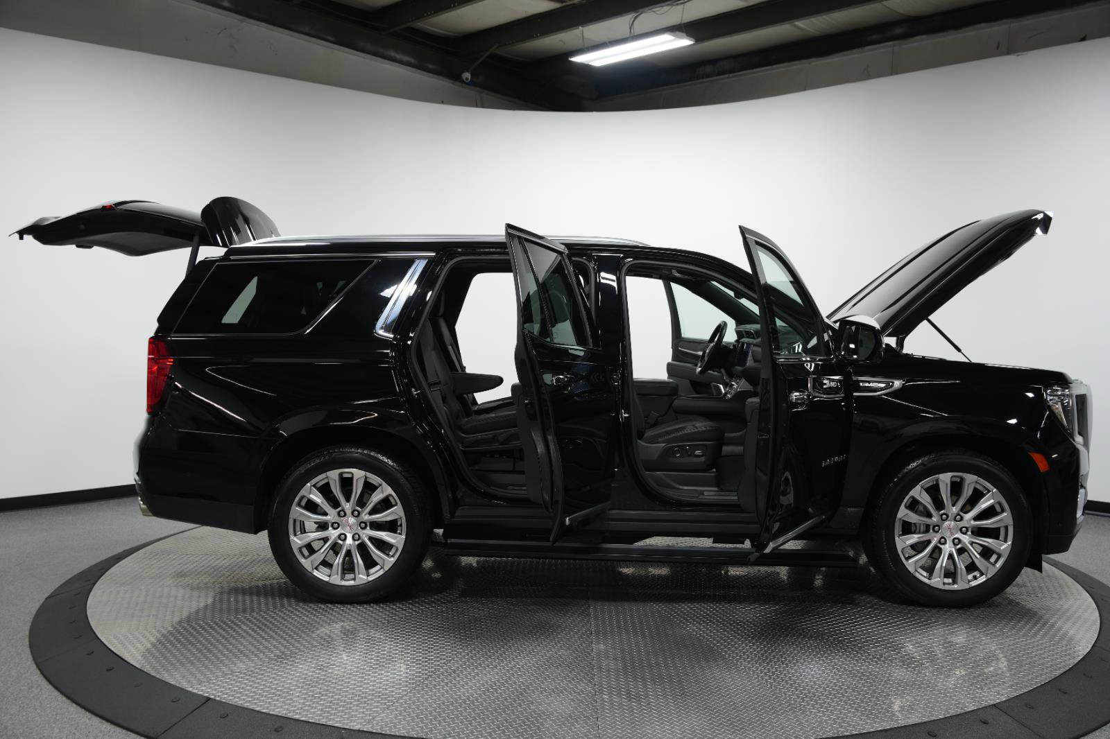 Used 2024 GMC Yukon Denali w/ Advanced Technology Package image 13