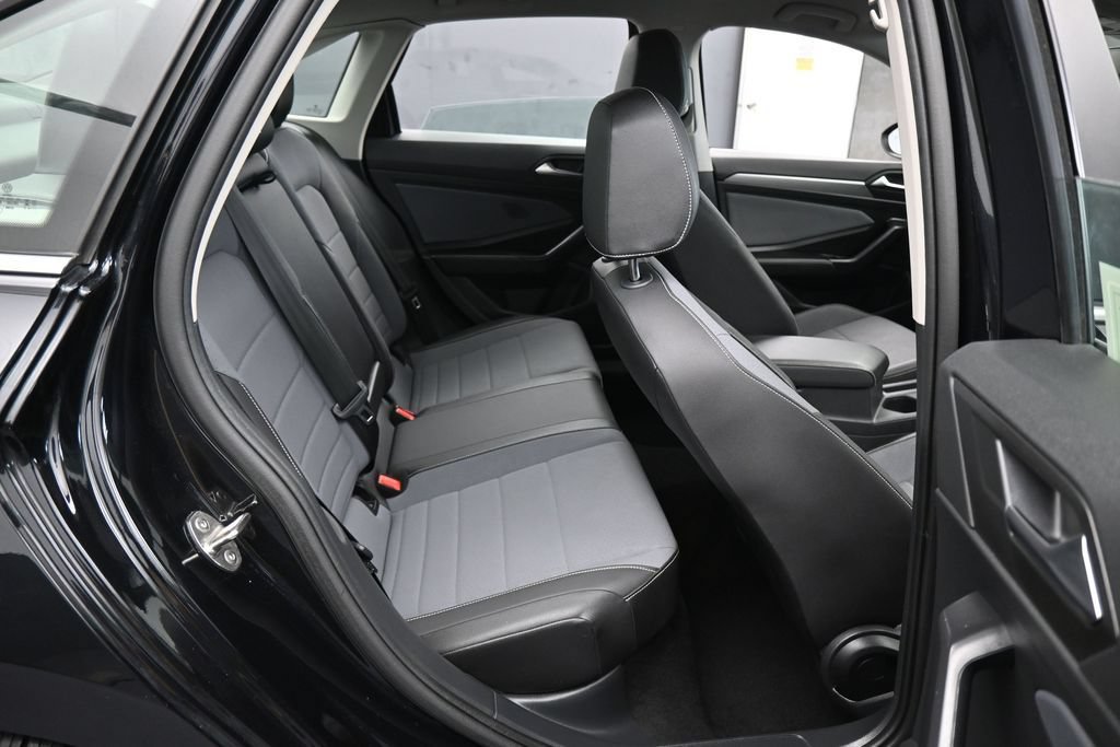Used 2025 Volkswagen Jetta SE FWD image 35