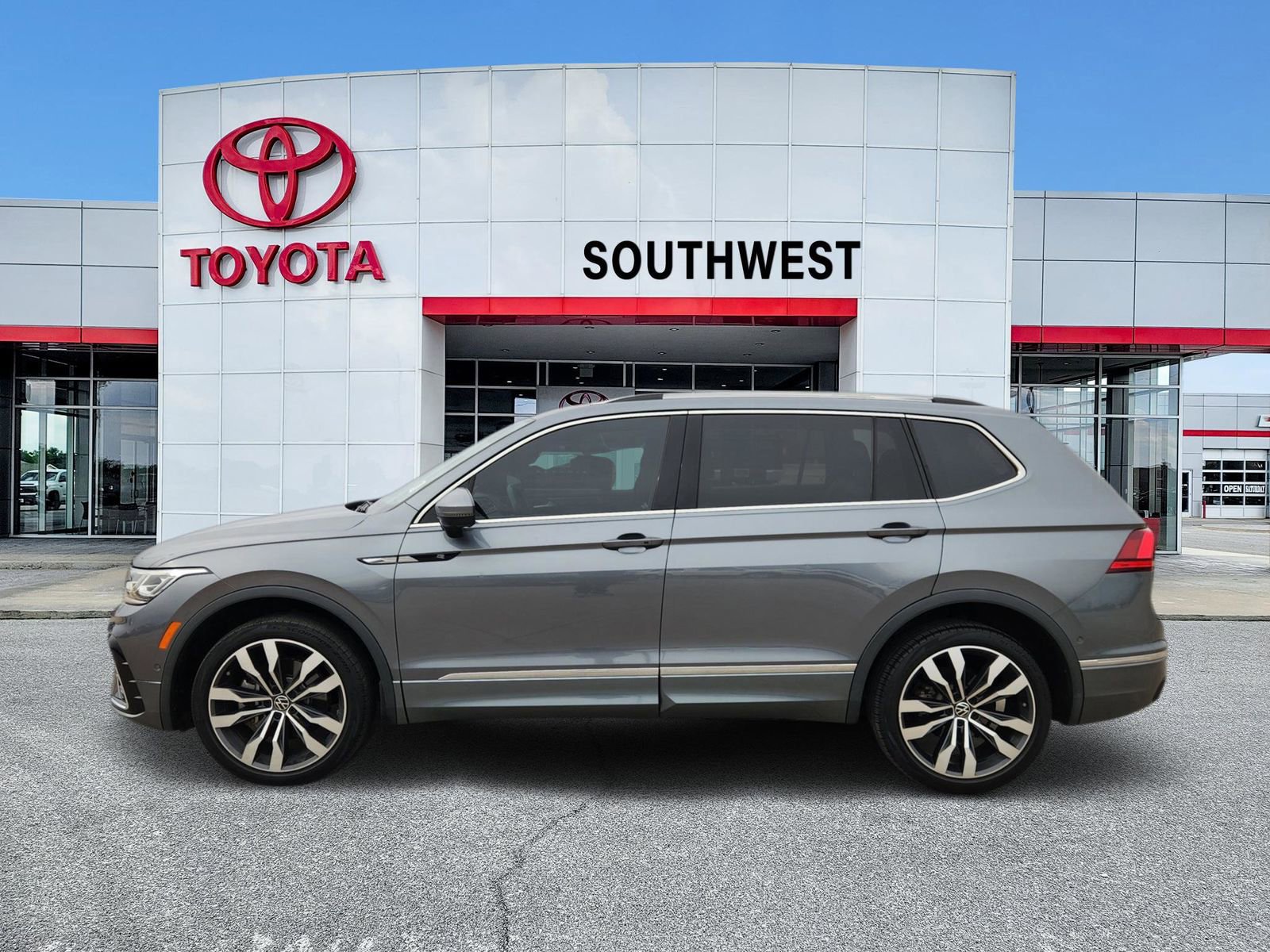 Used 2022 Volkswagen Tiguan SEL R-Line image 3