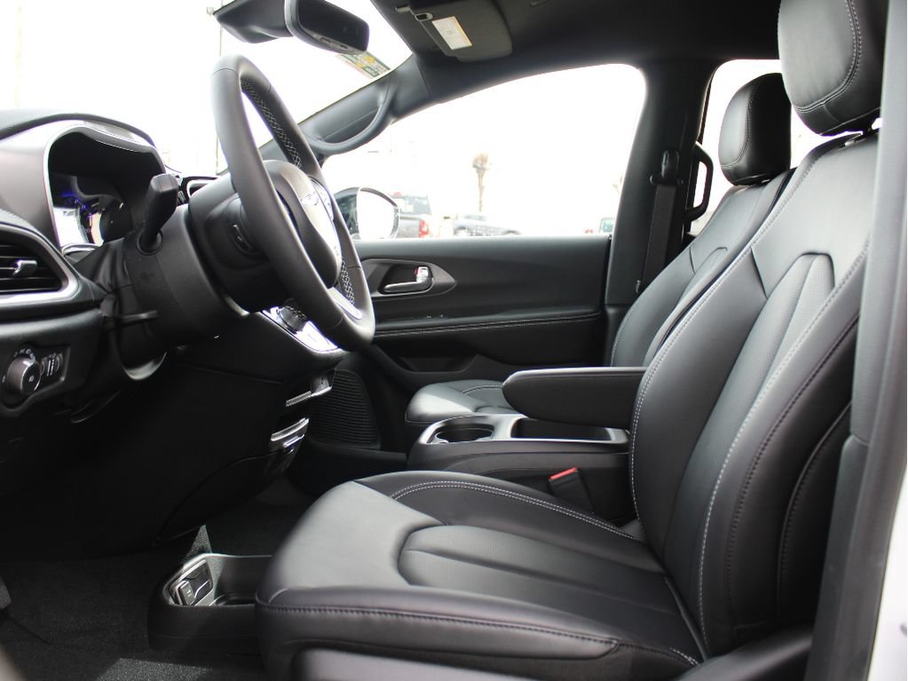 New 2026 Chrysler Pacifica Select AWD/4WD image 11