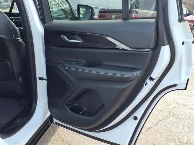 Certified 2023 Jeep Grand Cherokee Altitude image 11