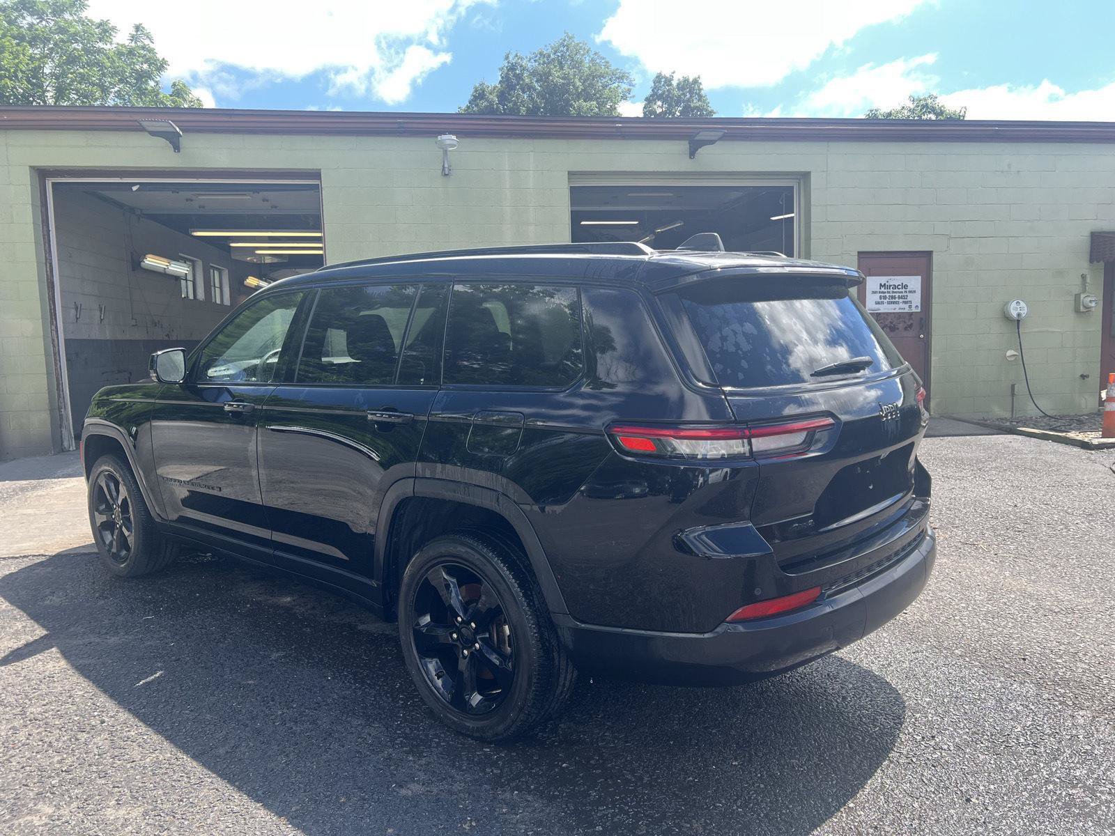 Used 2023 Jeep Grand Cherokee L Altitude AWD/4WD image 5