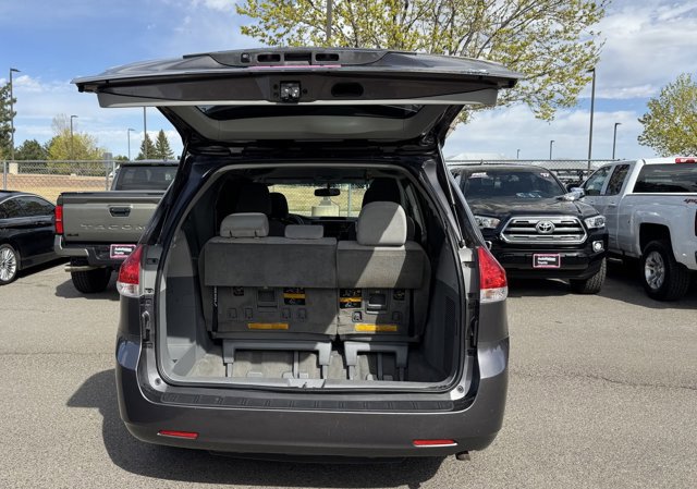 Used 2012 Toyota Sienna LE w/ Towing Pkg image 7