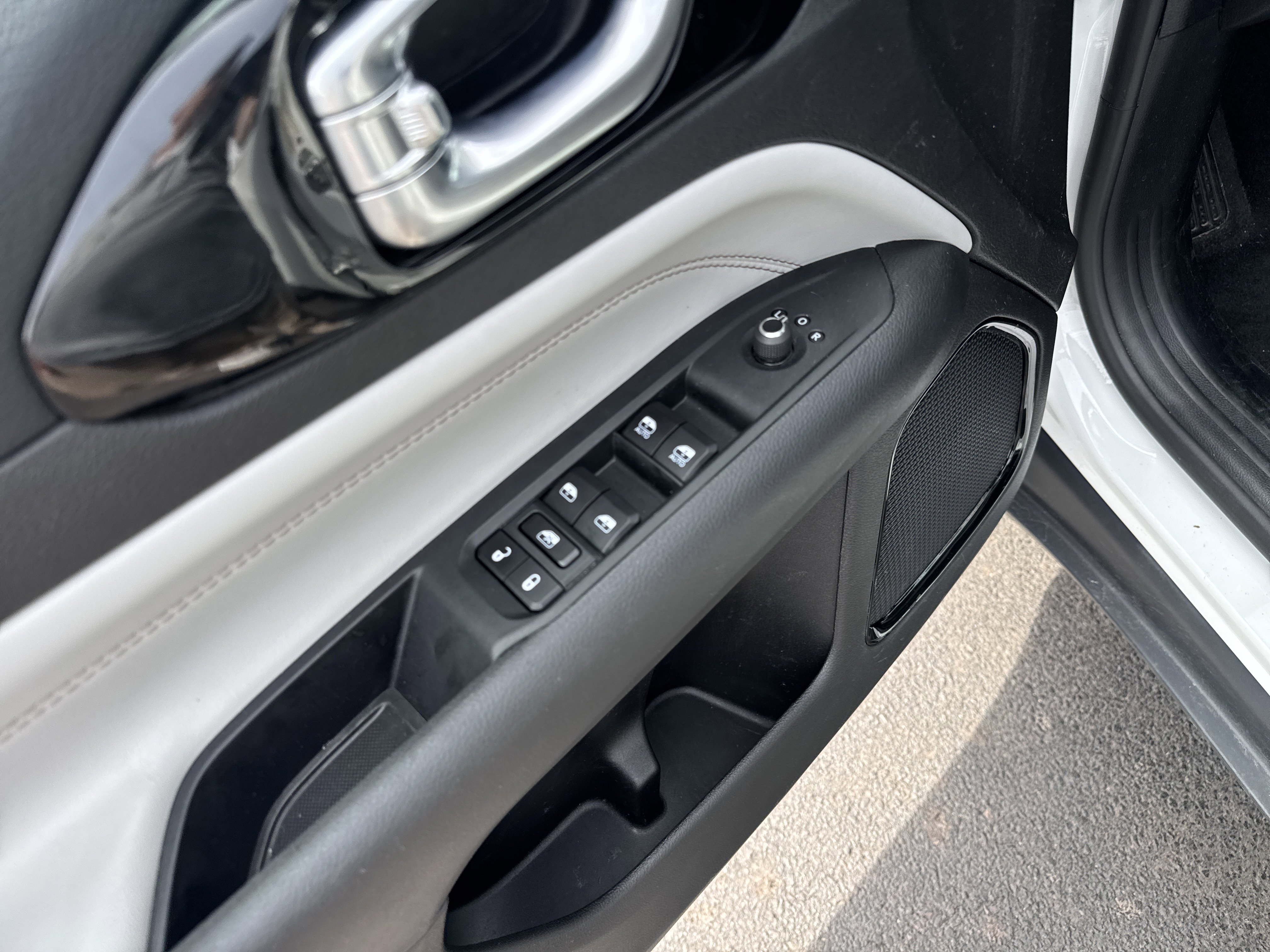 Used 2025 Jeep Compass Limited image 16