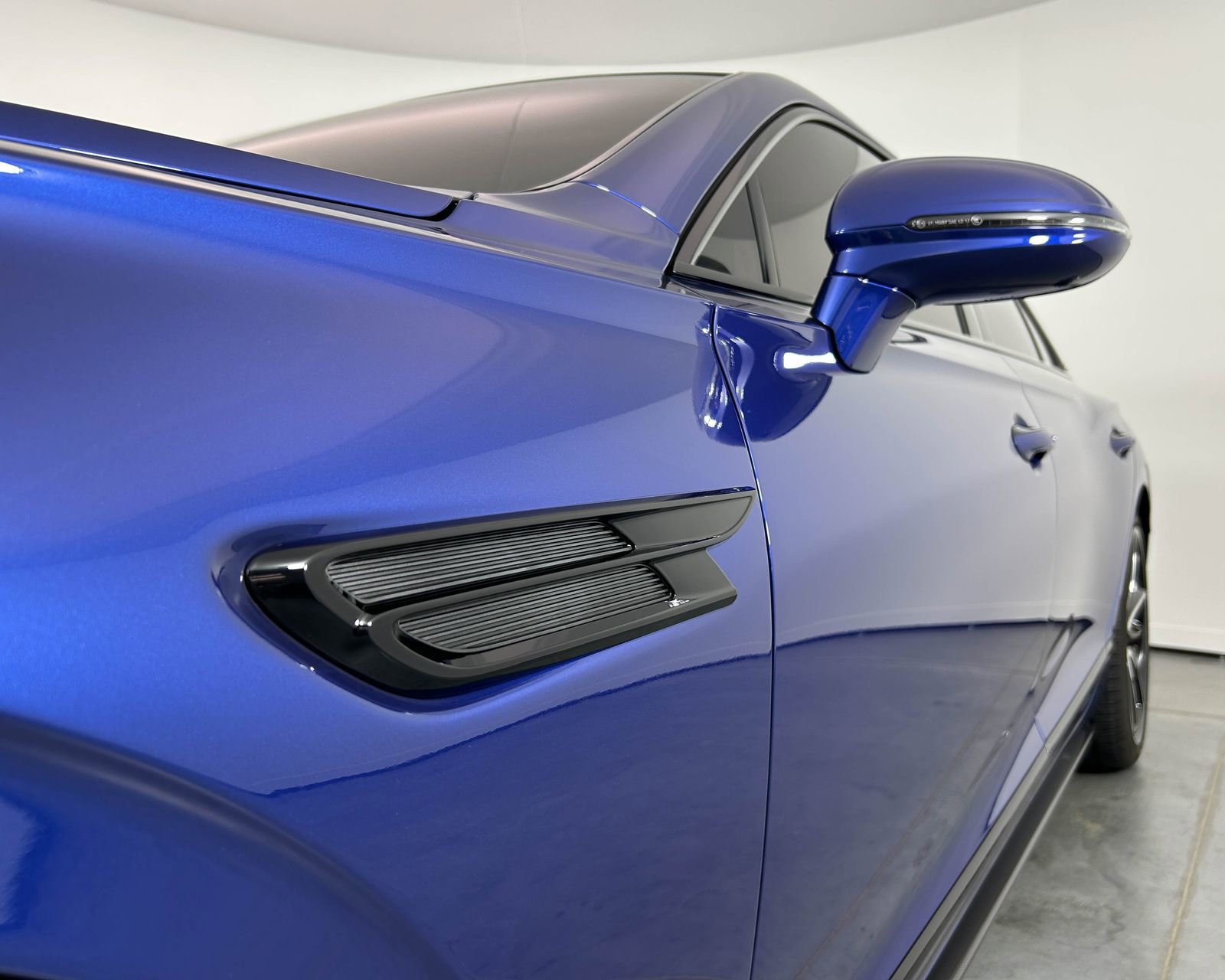 Used 2024 Bentley Flying Spur V8 image 38