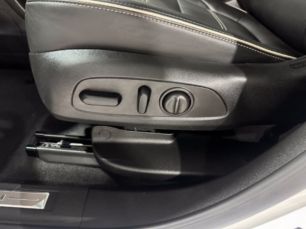 Used 2023 GMC Acadia Denali FWD image 17