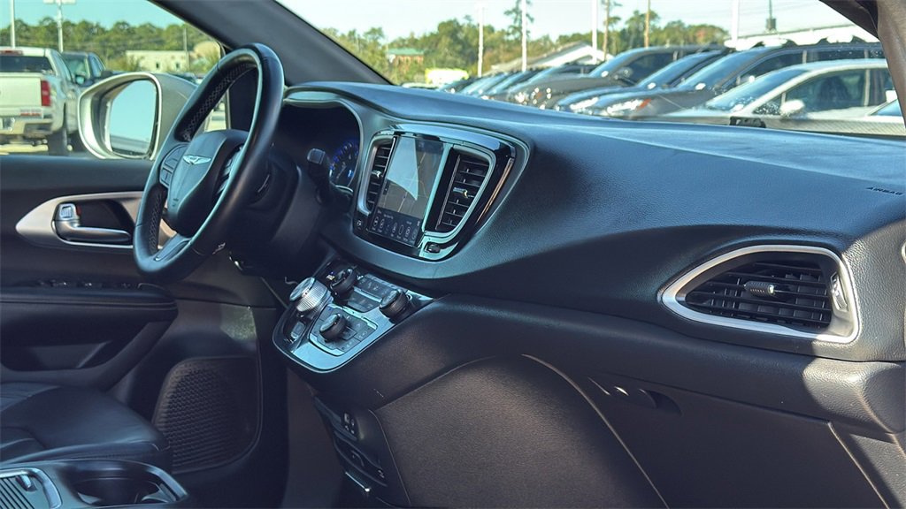 Used 2020 Chrysler Pacifica Touring-L Plus image 32