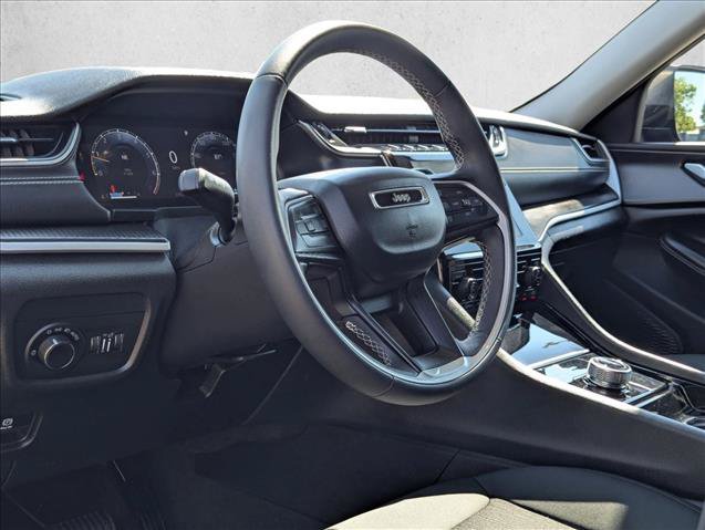 Used 2023 Jeep Grand Cherokee Laredo AWD/4WD image 10