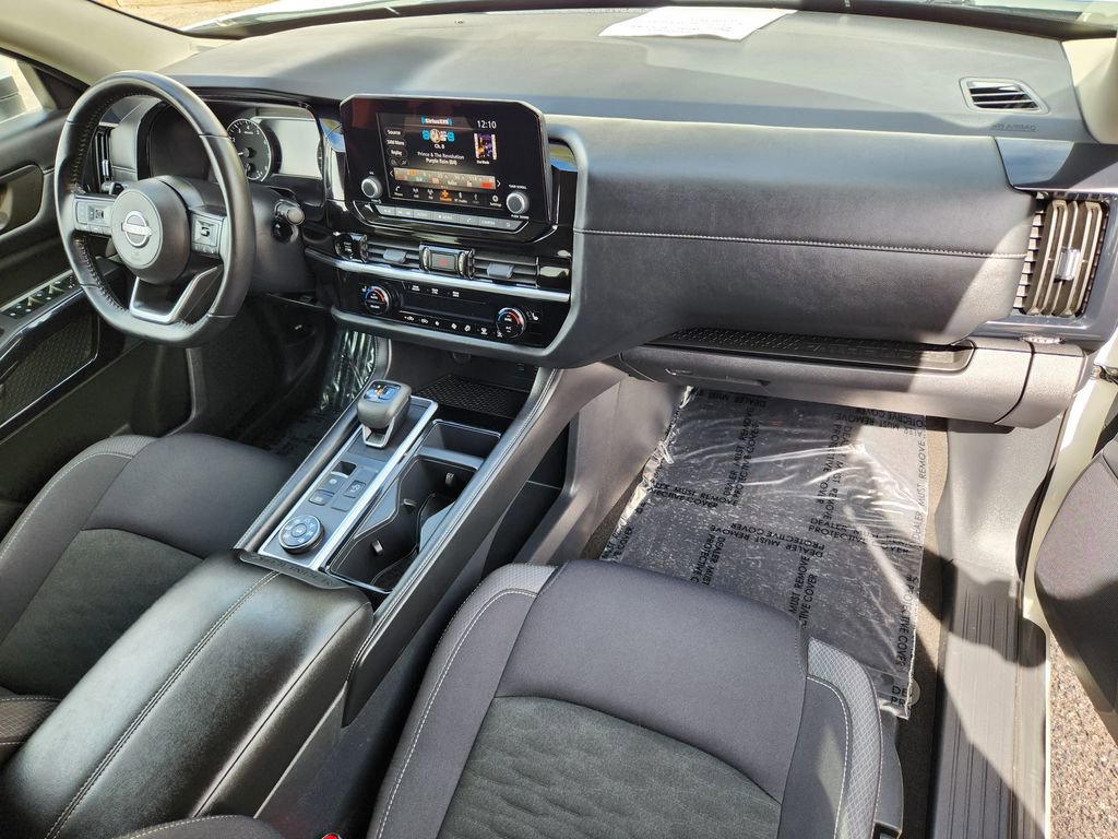 Used 2025 Nissan Pathfinder SV image 16