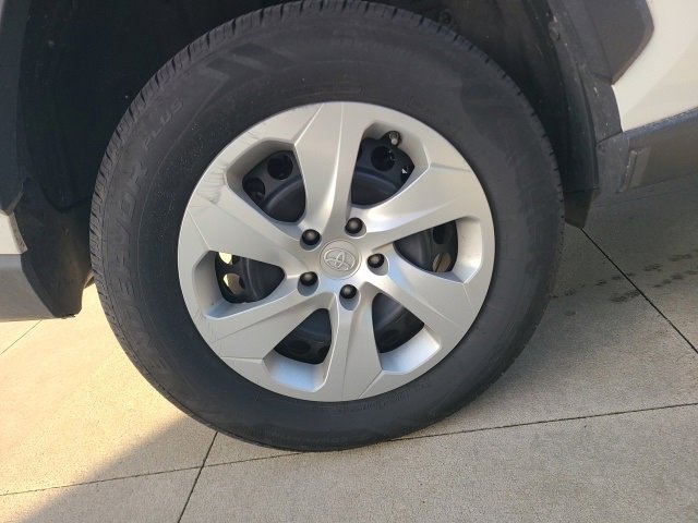 Used 2022 Toyota RAV4 LE image 10