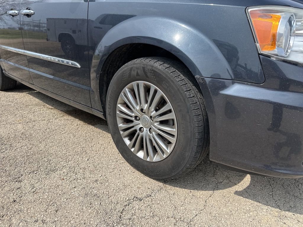 Used 2014 Chrysler Town & Country Touring-L w/ Driver Convenience Group FWD image 4