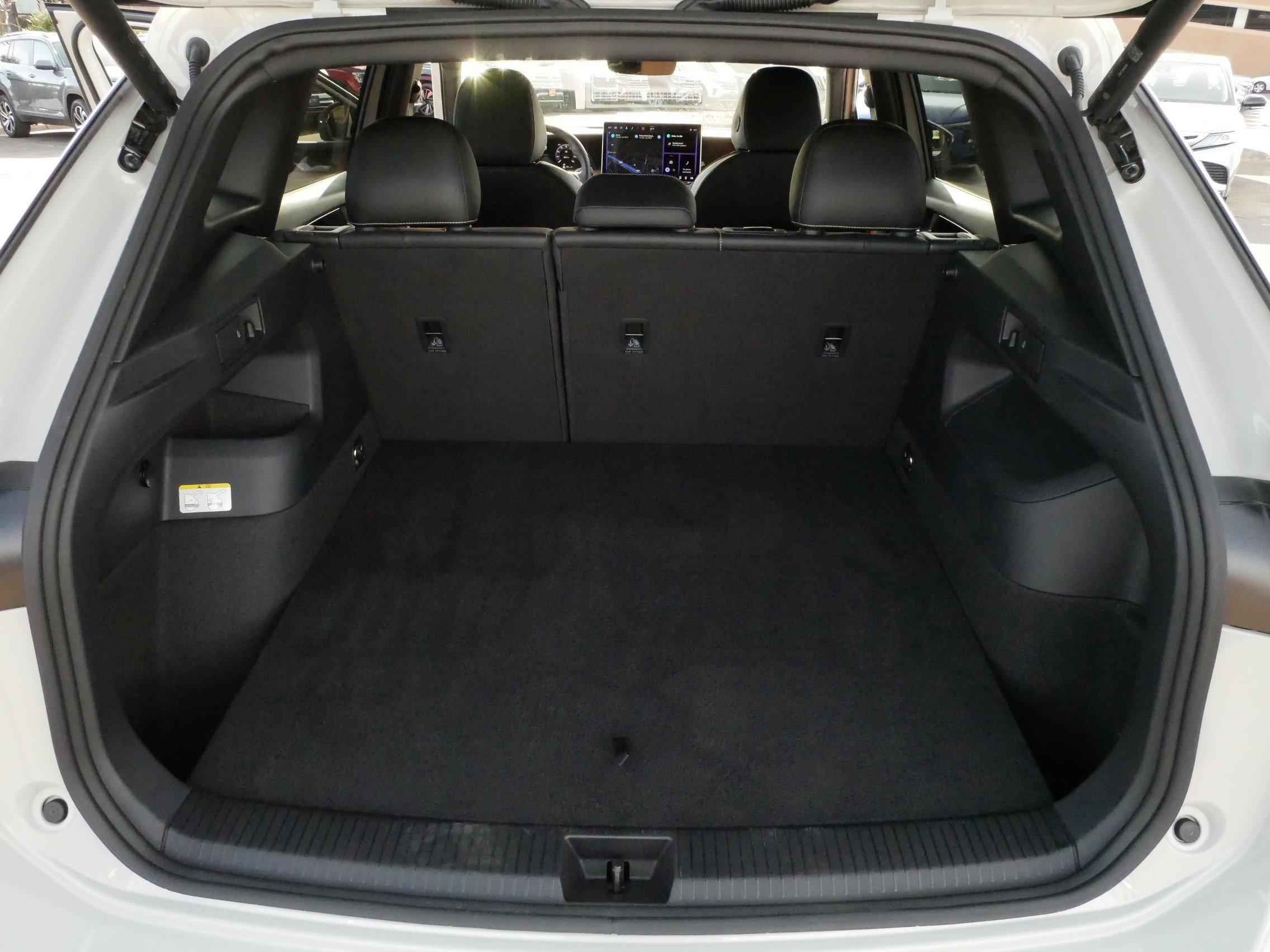 Certified 2025 Volkswagen Tiguan SEL R-Line image 18