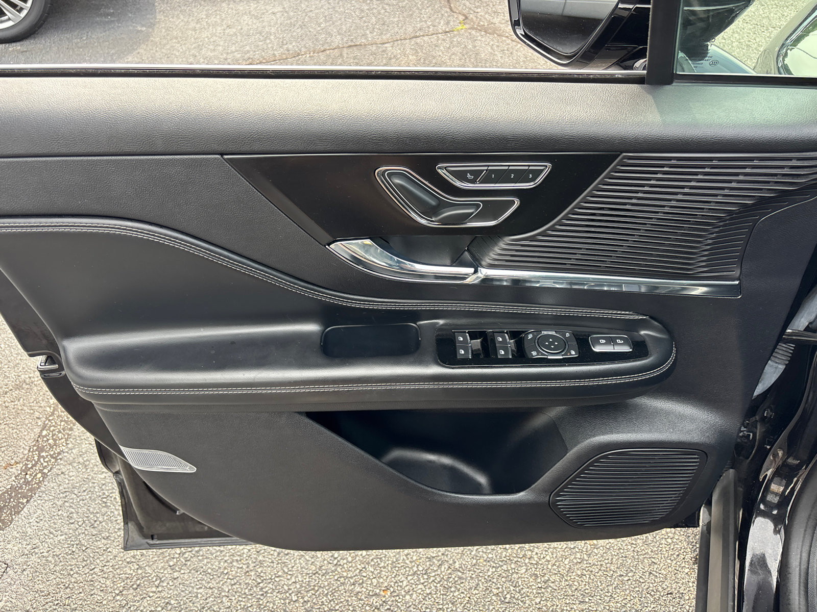 Certified 2022 Lincoln Corsair AWD w/ Premium Package image 11