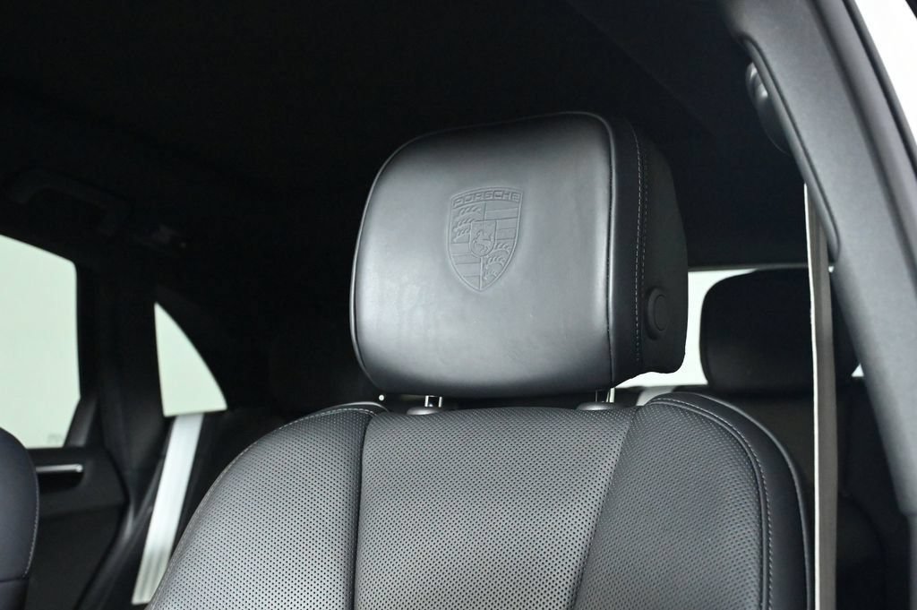 Certified 2023 Porsche Macan AWD/4WD image 25