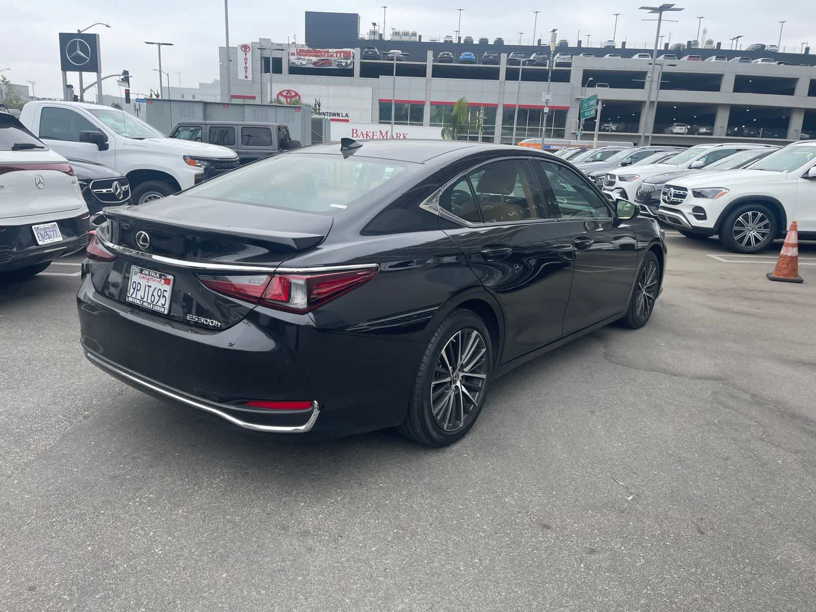 Used 2025 Lexus ES 300h w/ Premium Package FWD image 3