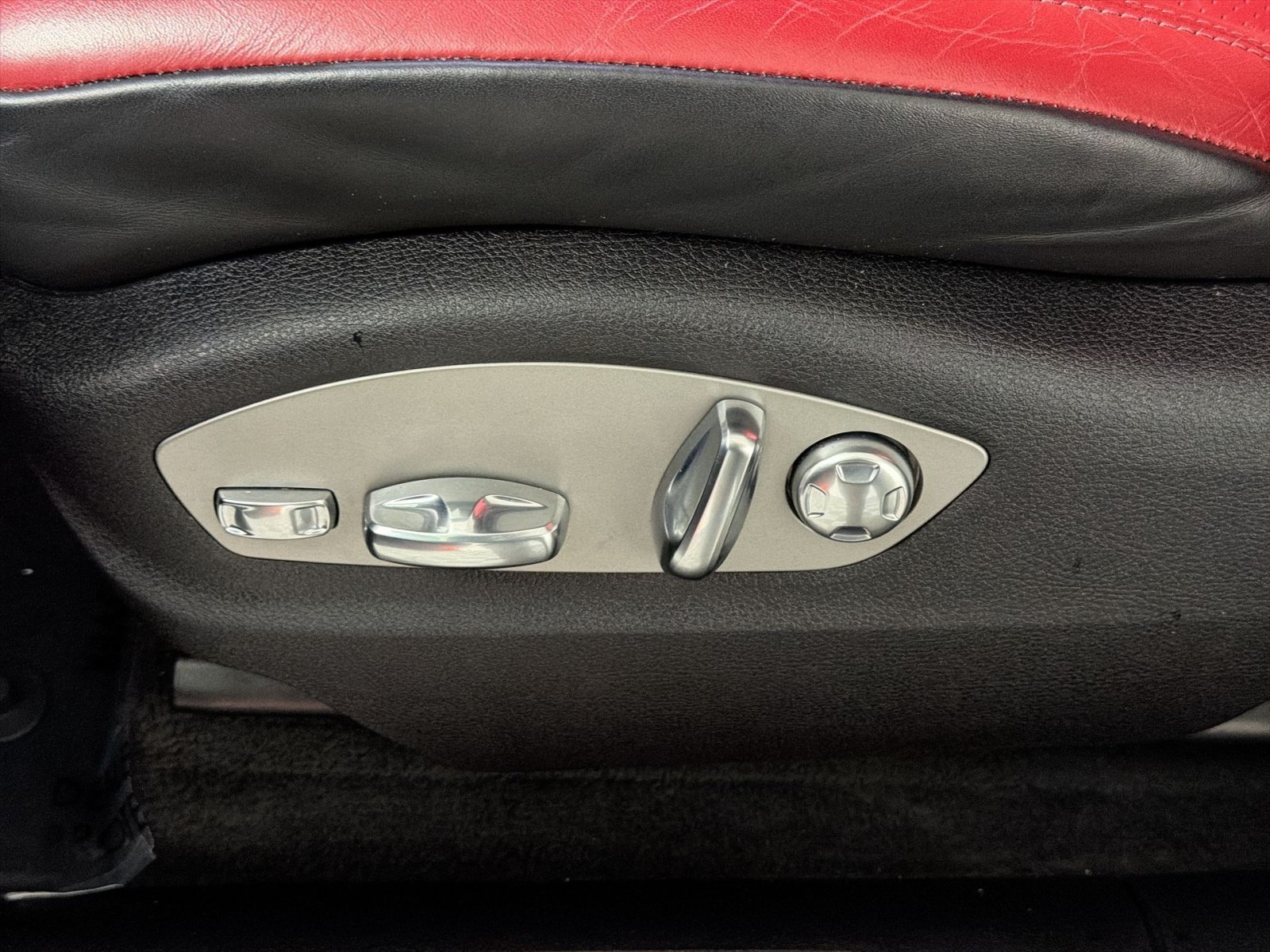 Used 2024 Porsche Macan Turbo AWD/4WD image 14