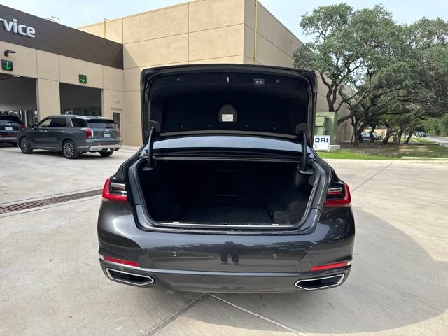 Used 2021 BMW 740i w/ Premium Package RWD image 4