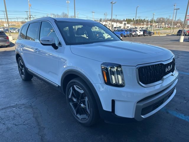 Used 2023 Kia Telluride EX w/ EX Captain's Chair Package image 3