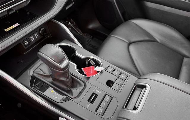 Used 2024 Toyota Highlander XLE image 17