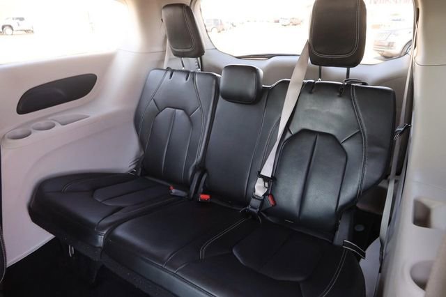 Used 2023 Chrysler Pacifica Touring-L image 11
