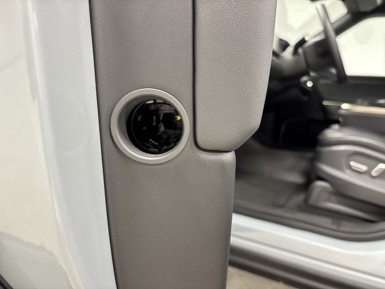 Used 2025 Rivian R1S Adventure AWD/4WD image 32