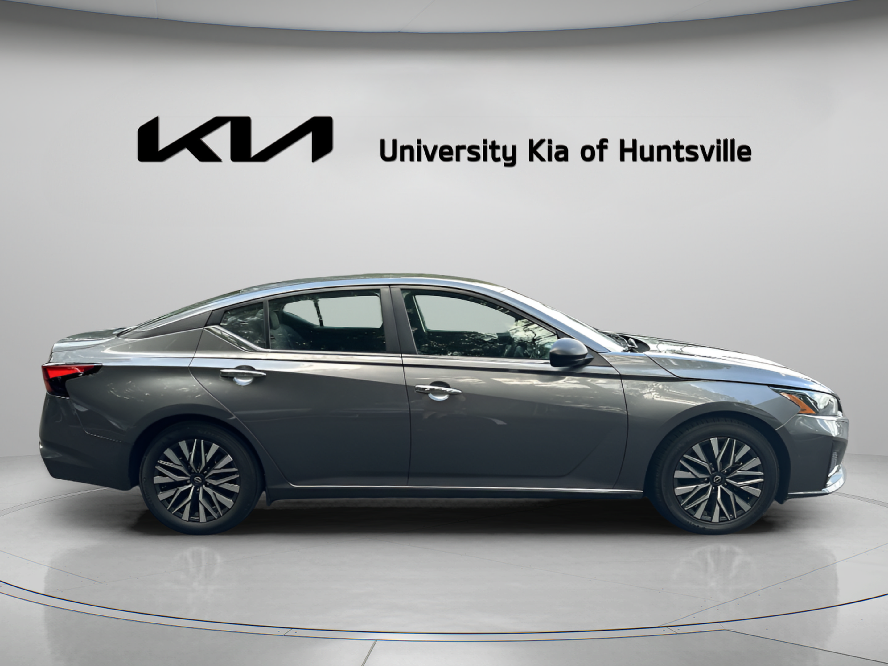 Used 2024 Nissan Altima 2.5 SV FWD image 9