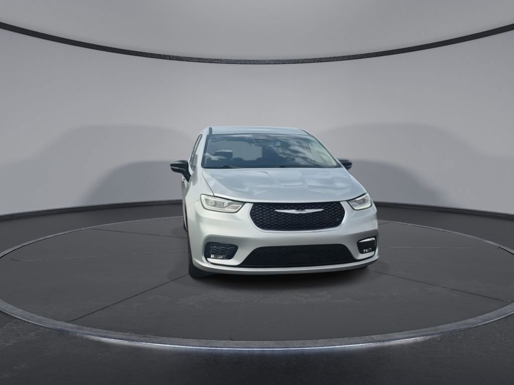 Used 2024 Chrysler Pacifica Touring-L FWD image 3