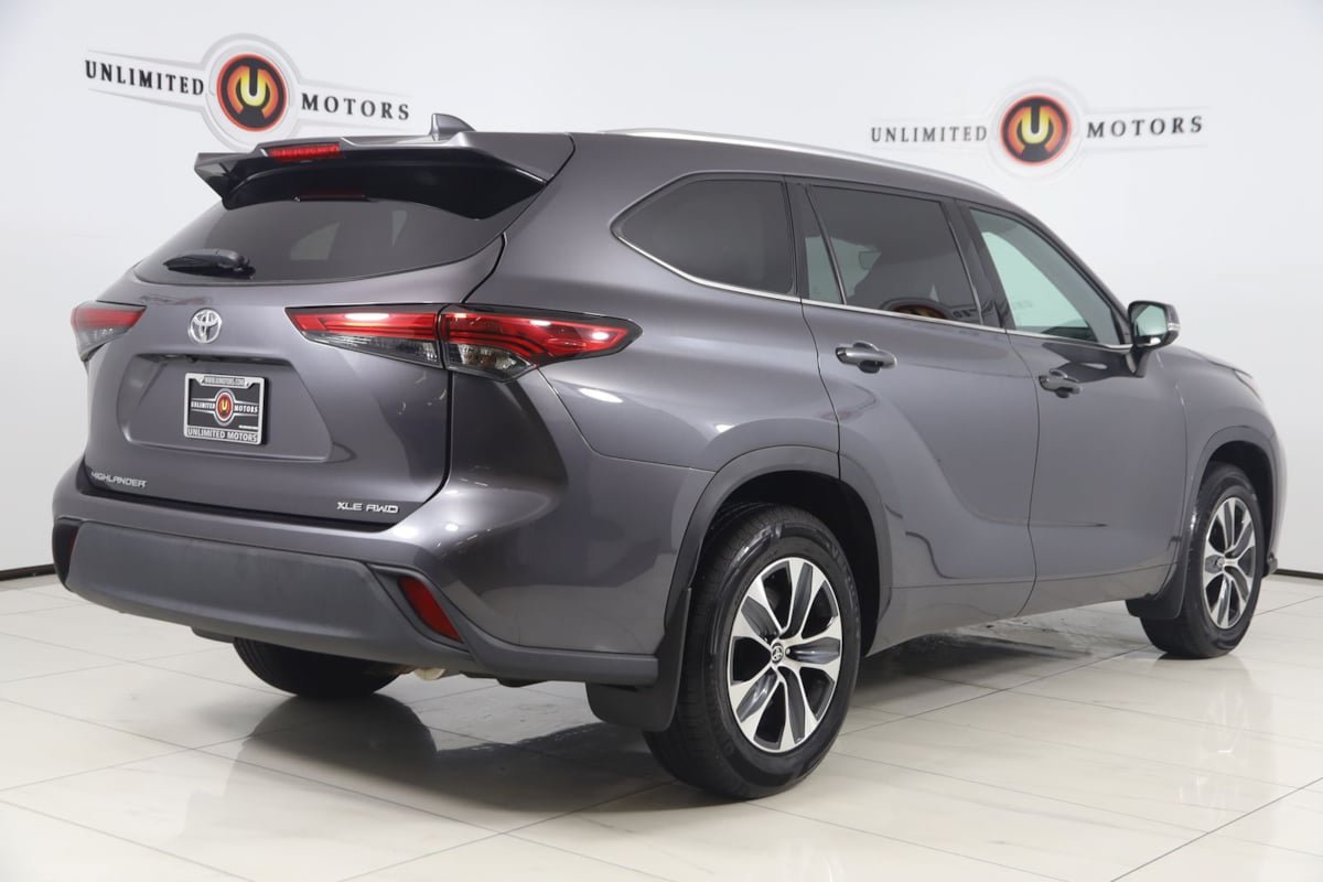 Used 2021 Toyota Highlander XLE AWD/4WD image 3