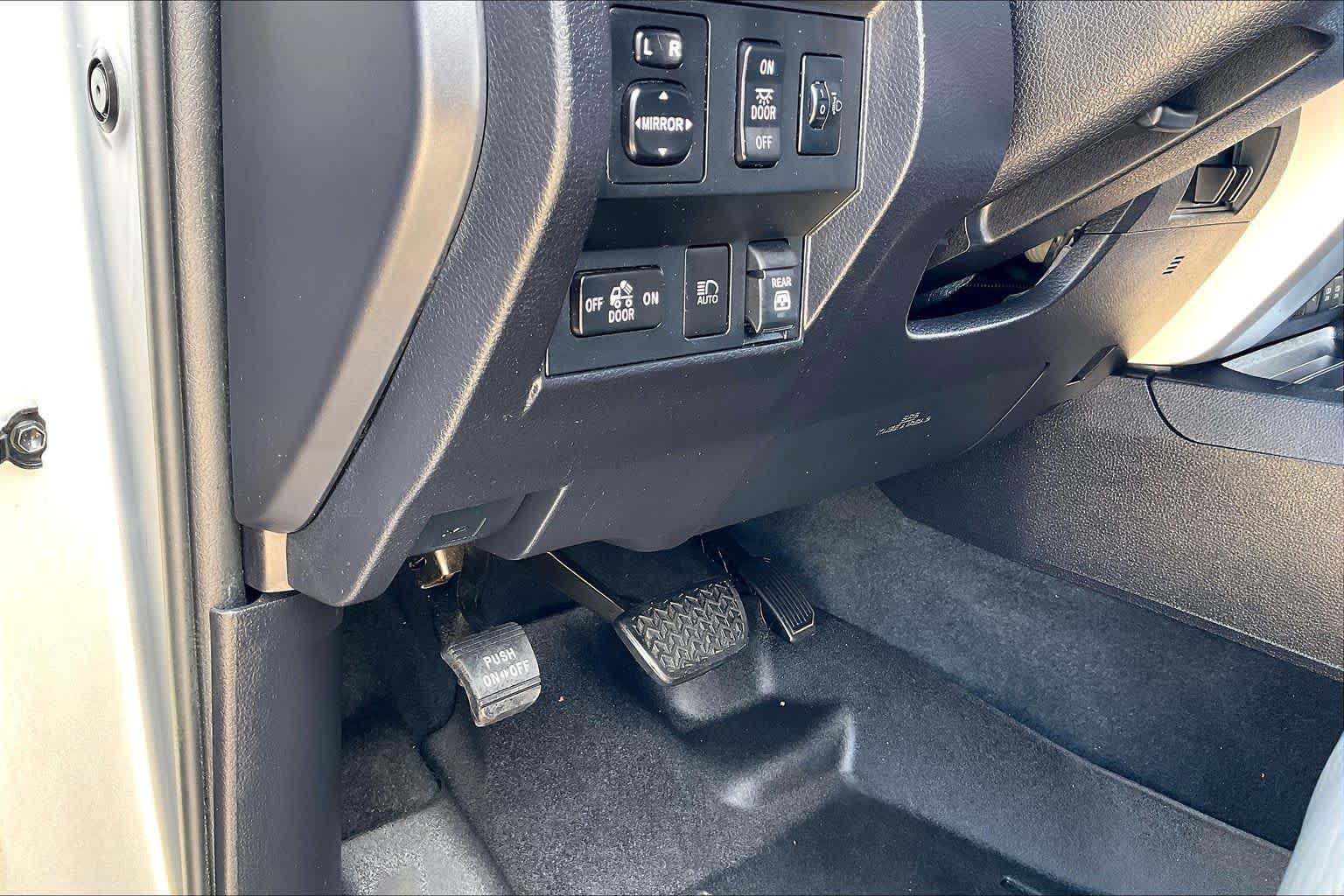 Used 2020 Toyota Tundra Limited w/ Limited Premium Package RWD image 35