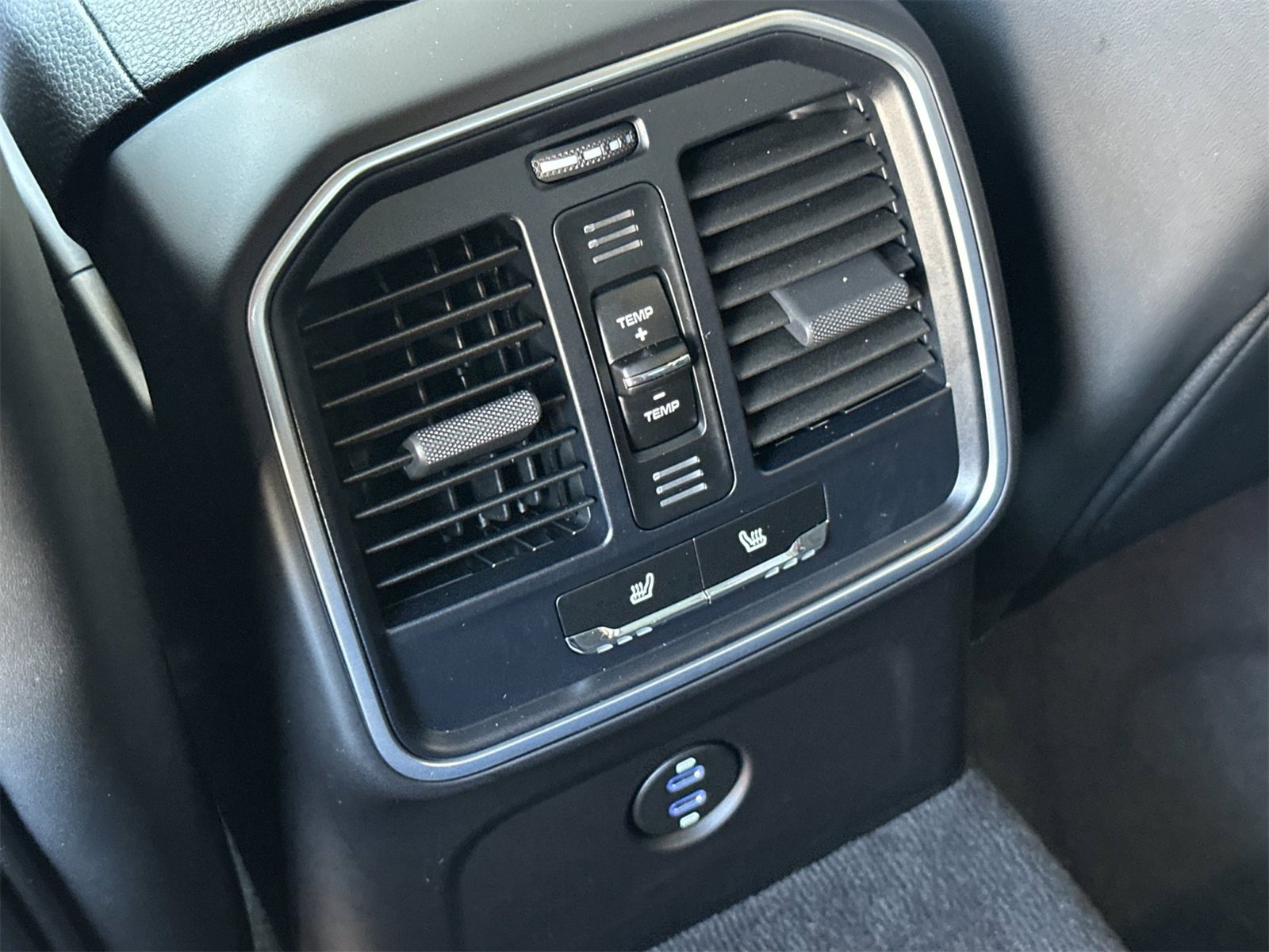 Used 2025 Porsche Macan image 15