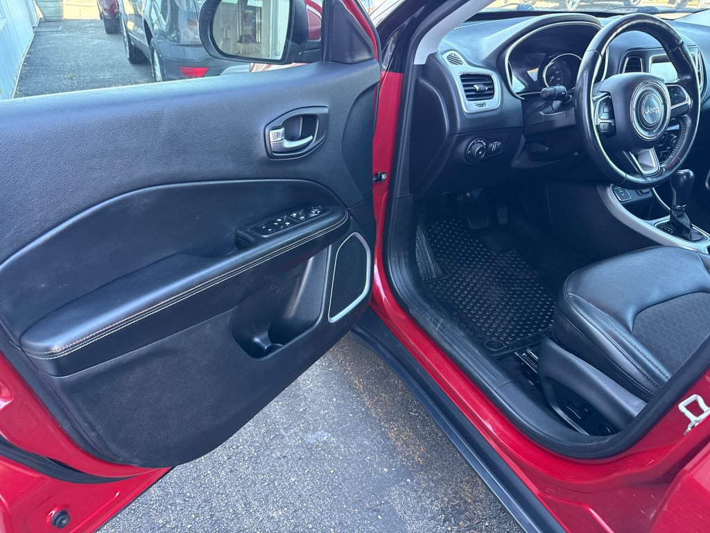 Used 2019 Jeep Compass Latitude w/ Popular Equipment Group FWD image 12