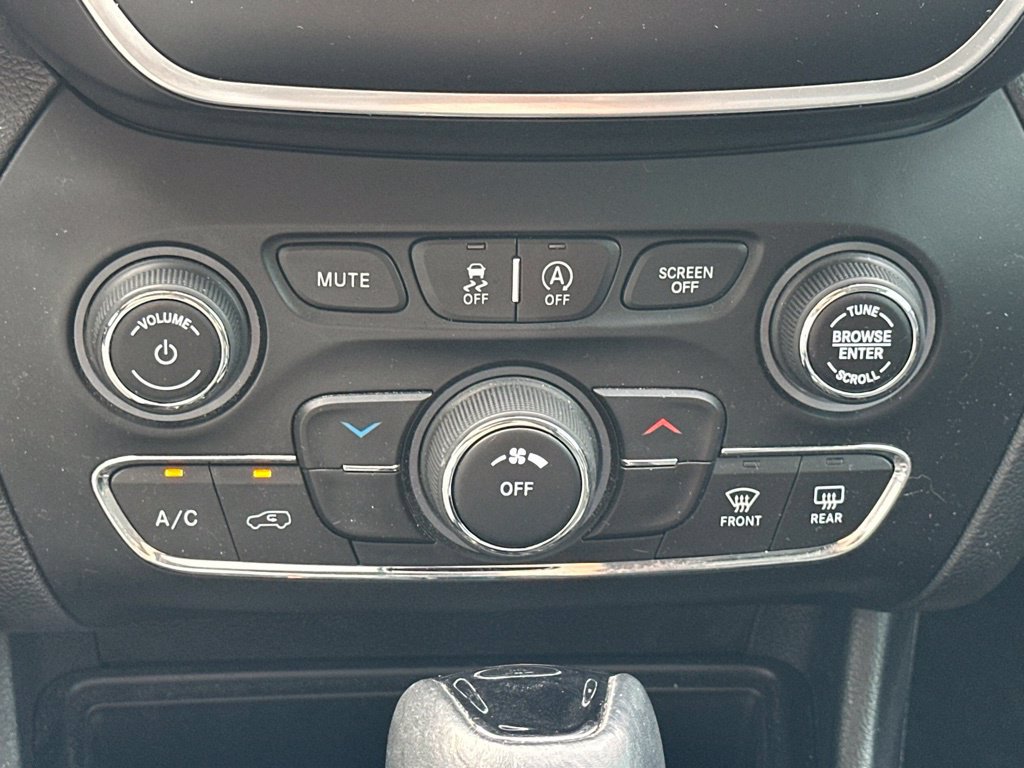 Used 2019 Jeep Cherokee Latitude Plus AWD/4WD image 24