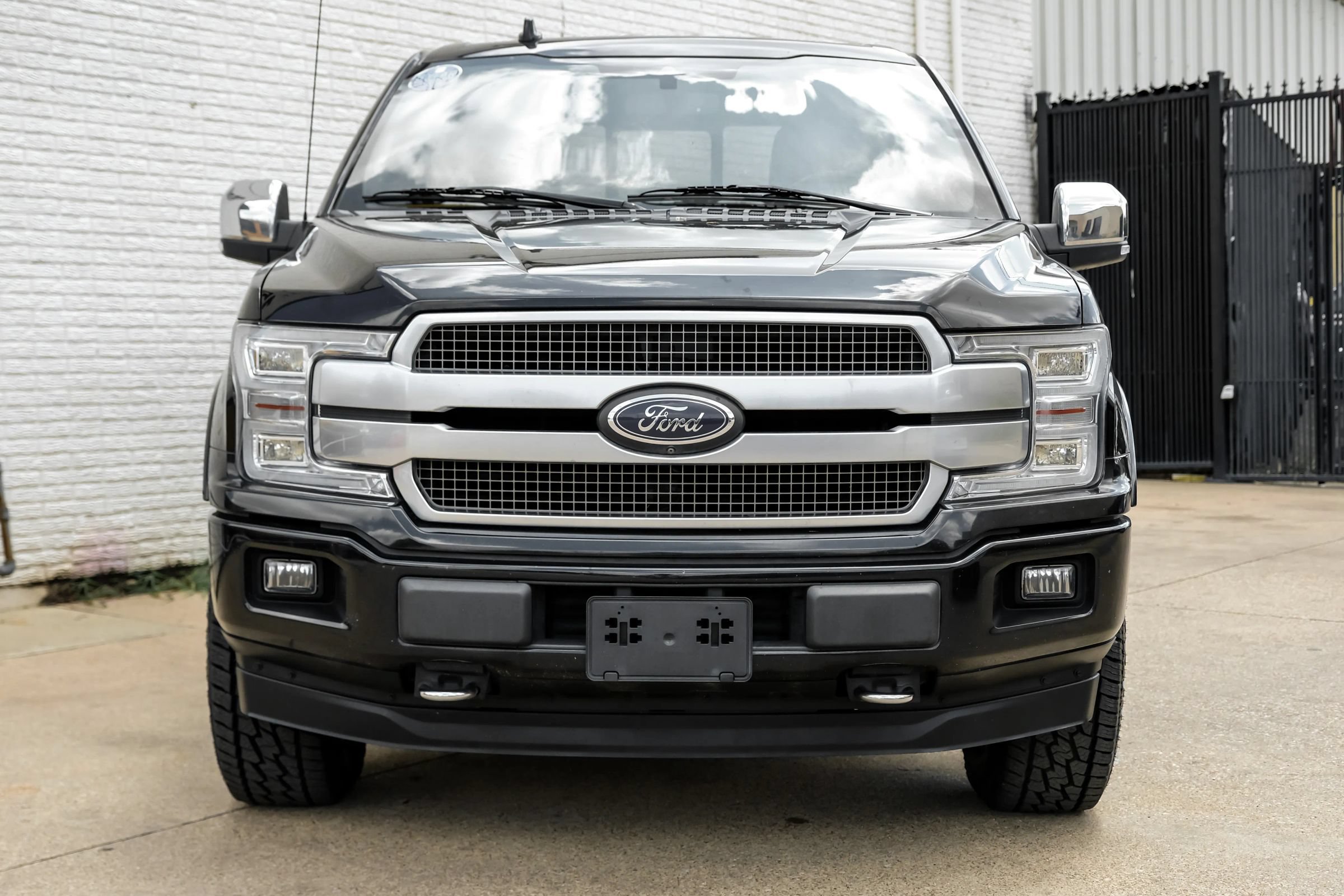 Used 2018 Ford F150 Platinum w/ Equipment Group 701A Luxury AWD/4WD image 4