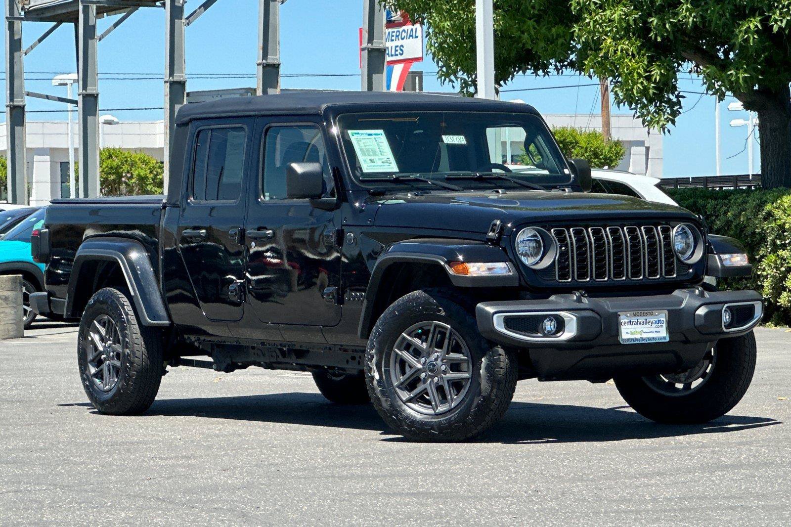 Certified 2025 Jeep Gladiator Sport AWD/4WD image 1