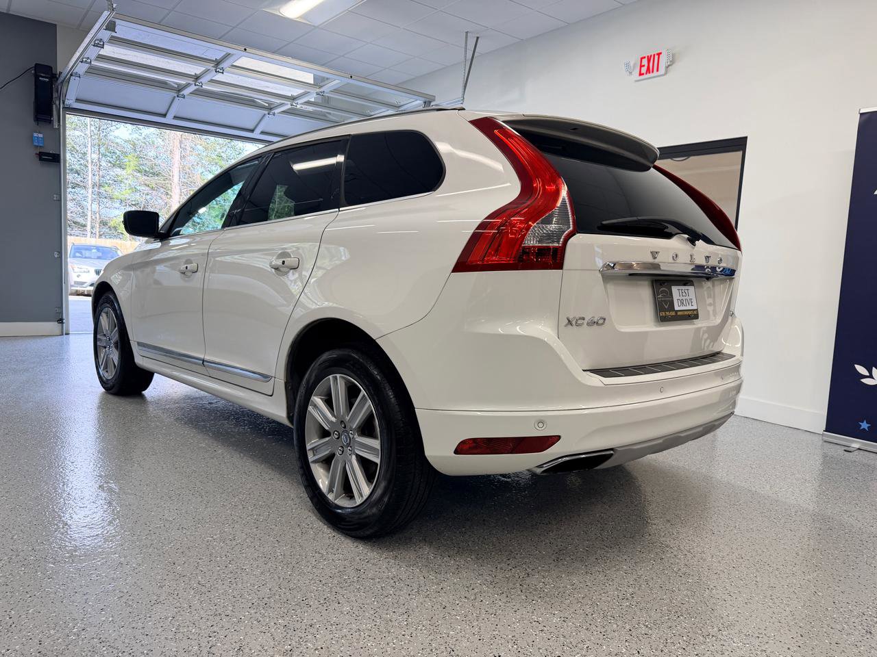 Used 2017 Volvo XC60 T5 Inscription w/ Preferred Option Package image 5