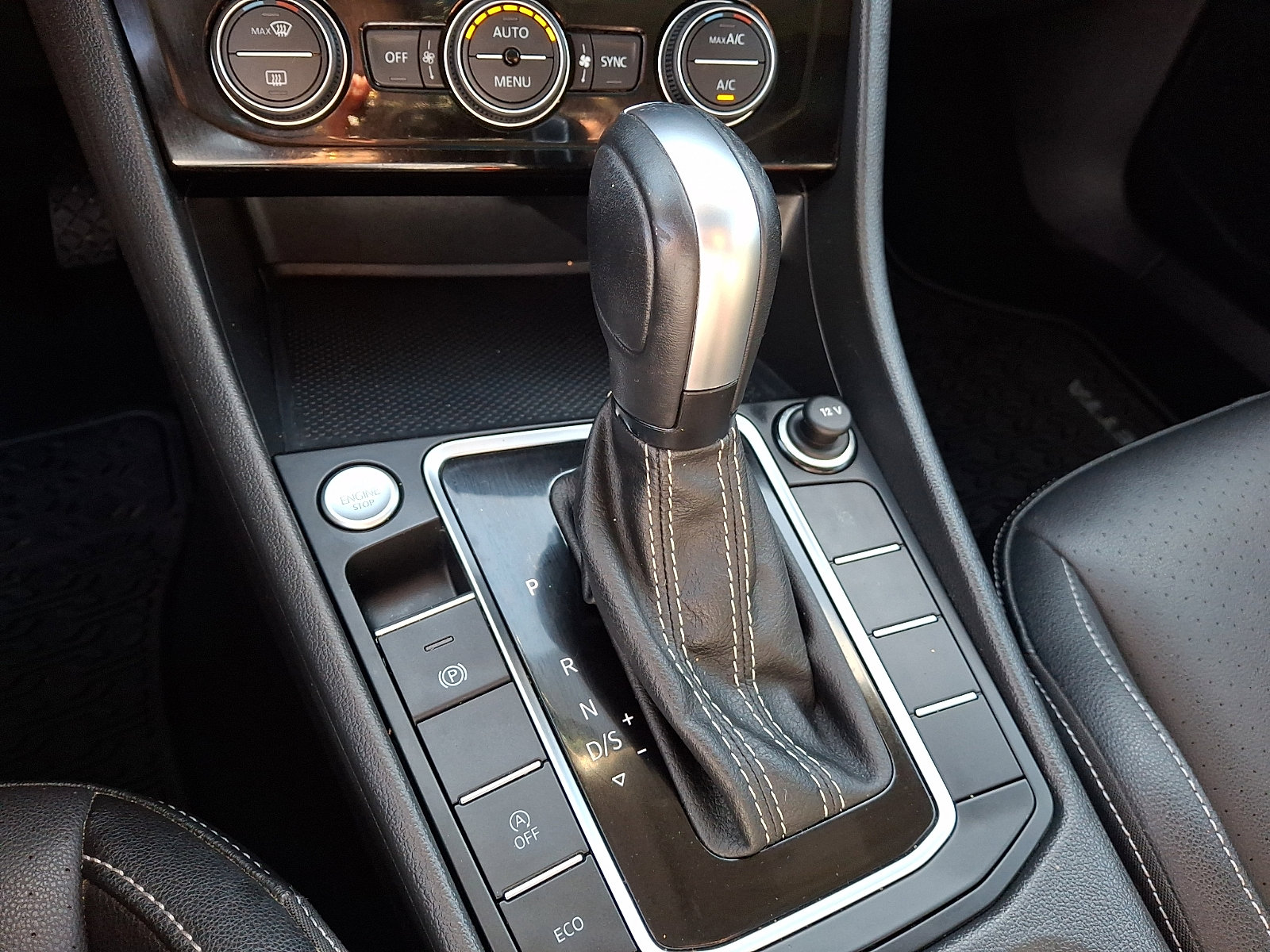 Used 2021 Volkswagen Jetta SE w/ SE Cold Weather Package image 22