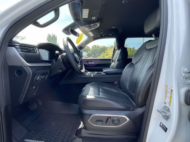 Used 2024 Jeep Wagoneer L Series II w/ Flexible Seating Group AWD/4WD image 17