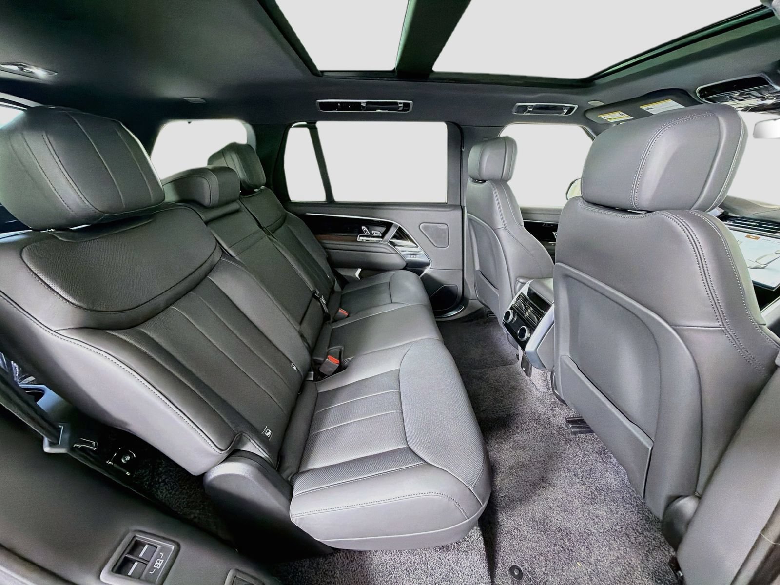 New 2026 Land Rover Range Rover Long Wheelbase SE AWD/4WD image 30