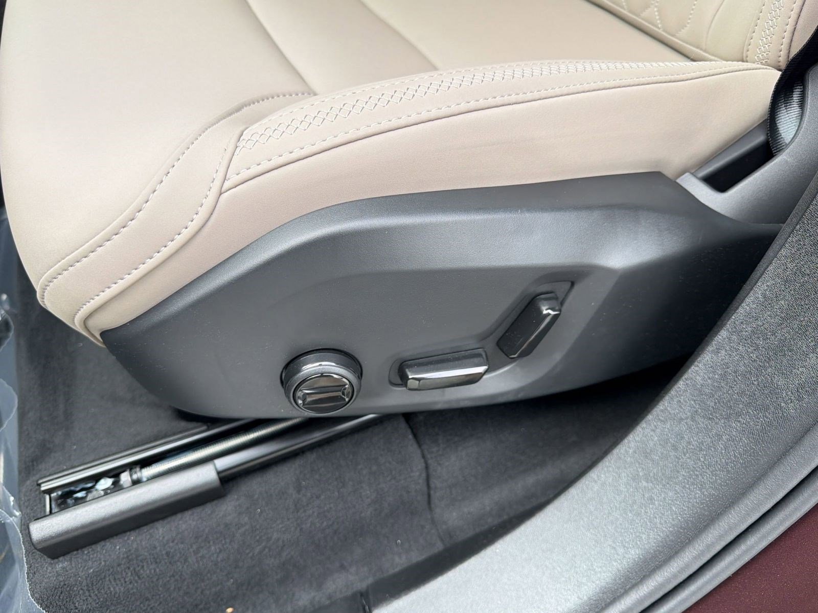 New 2026 Volvo XC90 B5 Core w/ Protection Package image 14