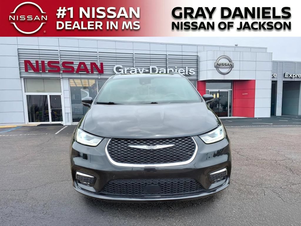 Used 2022 Chrysler Pacifica Touring FWD image 2