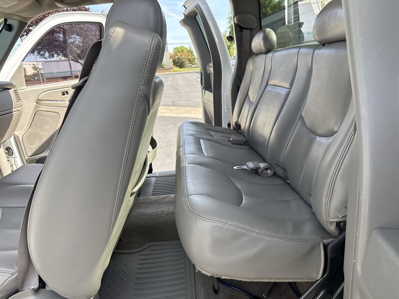 Used 2005 GMC Sierra 2500 SLE w/ Skid Plate Package AWD/4WD image 28