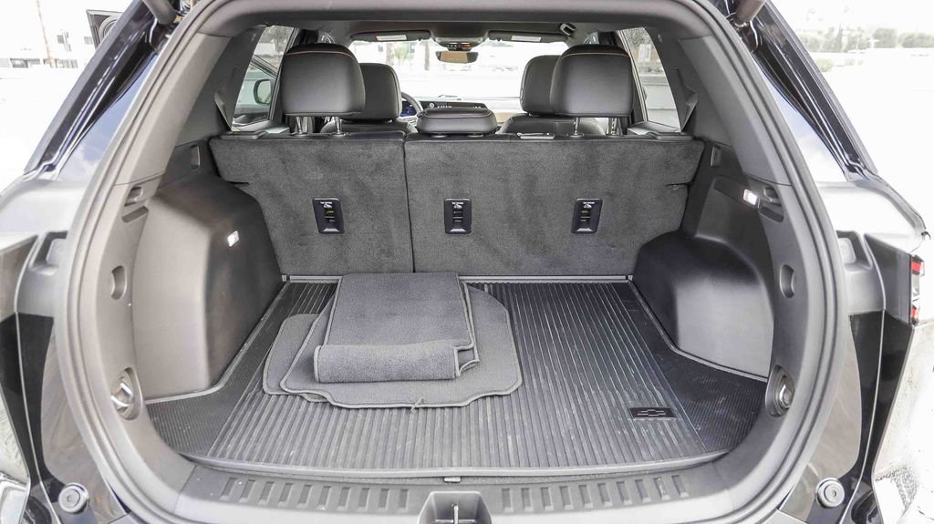 Used 2025 Chevrolet Equinox ACTIV w/ Safety and Technology Package FWD image 30