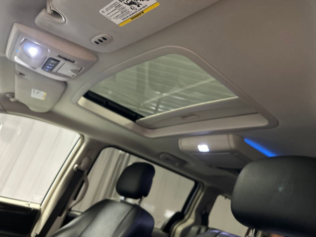 Used 2016 Chrysler Town & Country Touring-L FWD image 23