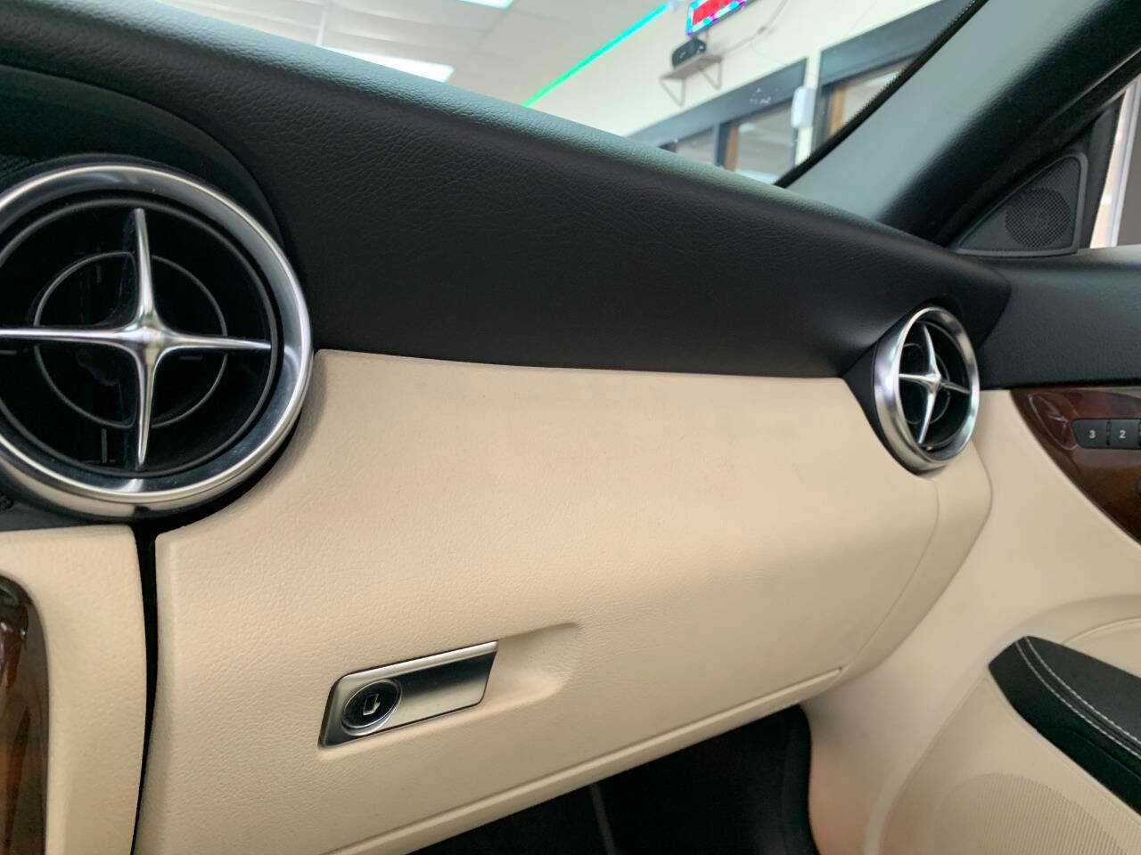 Used 2012 Mercedes-Benz SLK 350 image 17