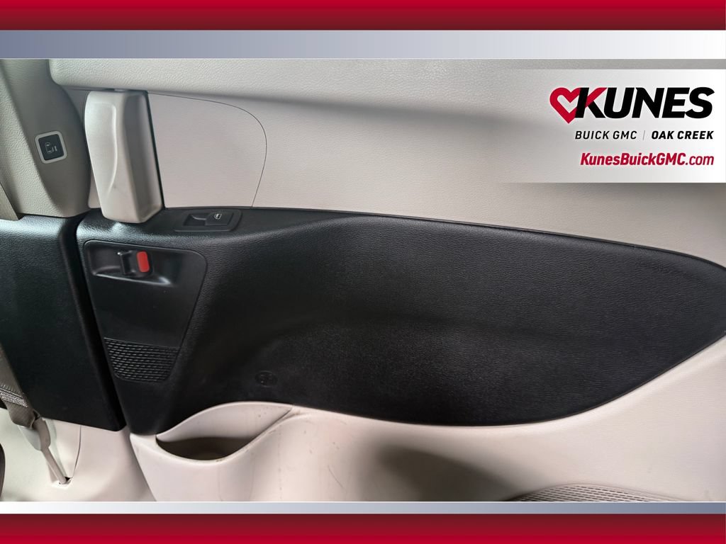 Used 2024 Chrysler Pacifica Touring-L FWD image 37